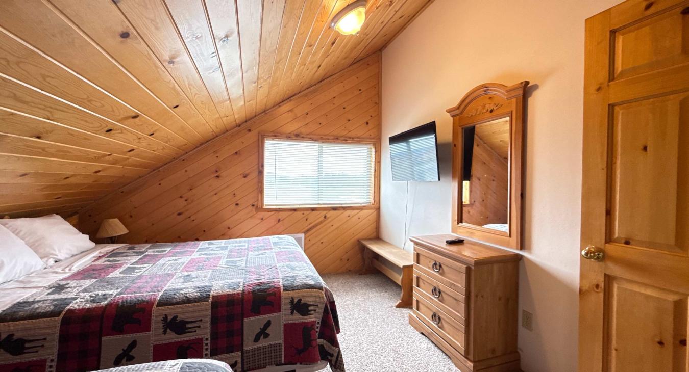 Equipped with a Queen size bed and a Double bed.