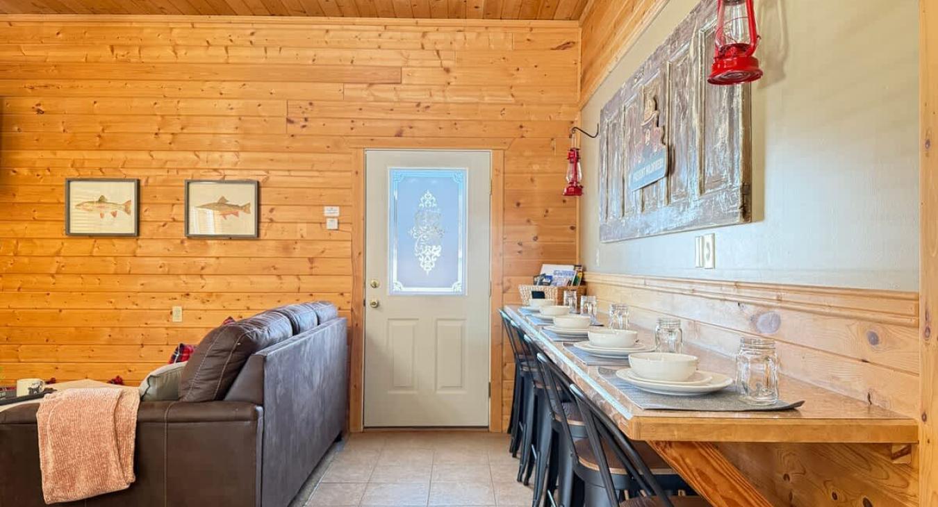 Plenty of seating for everyone to enjoy a meal.