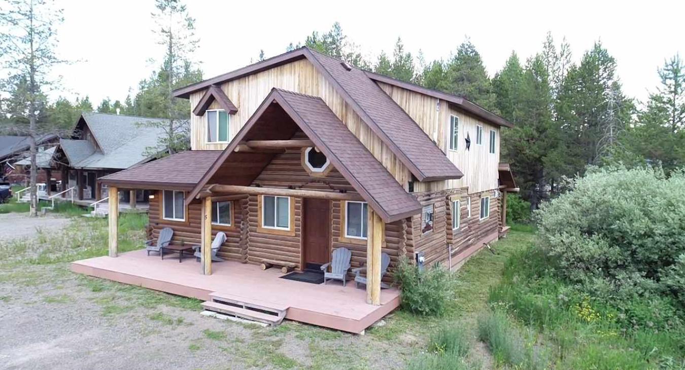 Welcome to Macks Inn Cabin! This magnificent authentic log home features a beautiful front porch and is nestled in a peaceful, tree-lined setting. 