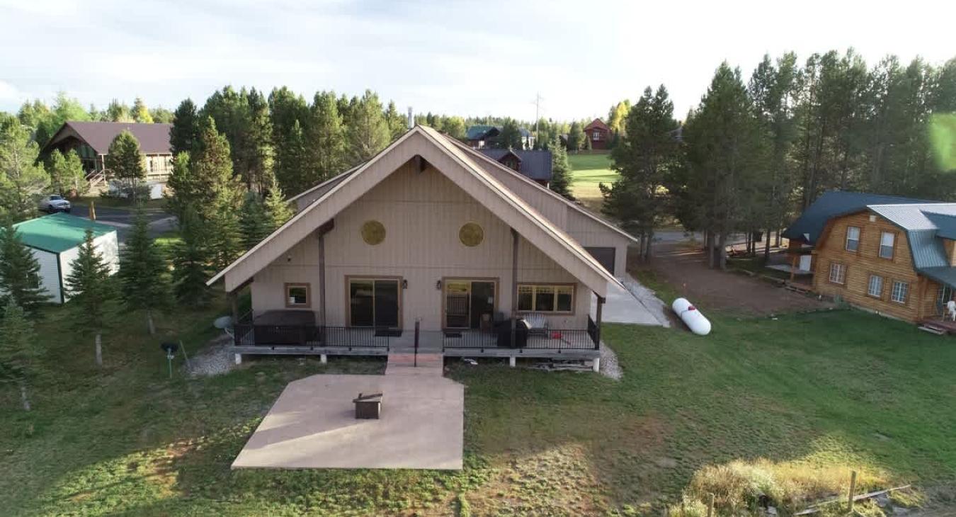 Lots of space around the cabin.