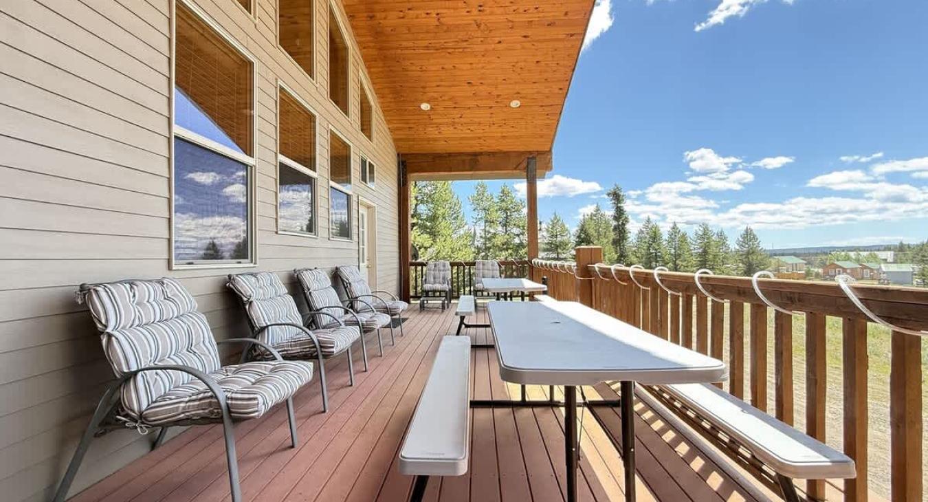 Plenty of seating and eating space for a large group