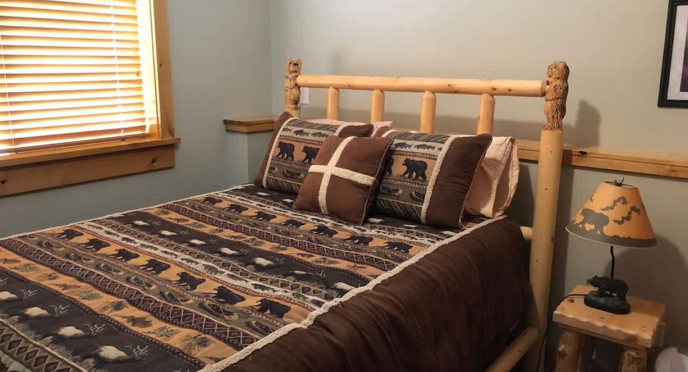 Downstairs 2nd bedroom with a Queen bed.