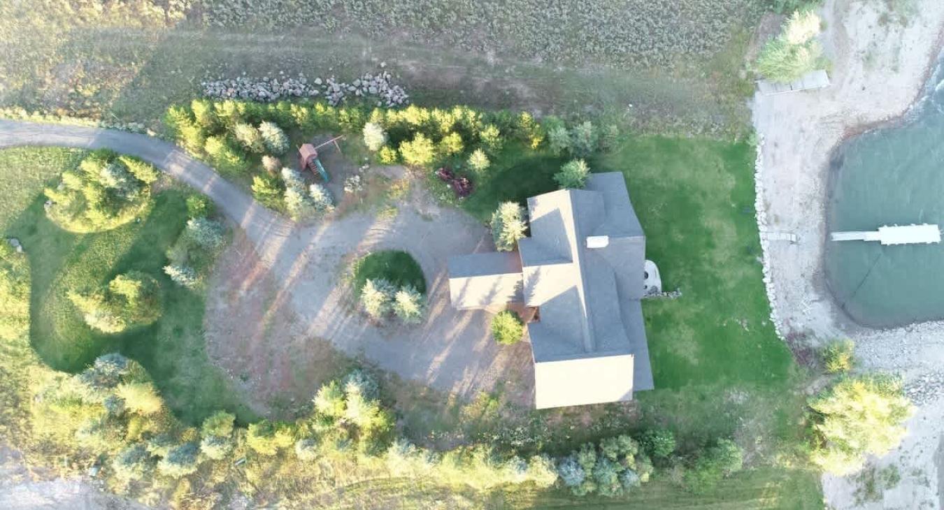 Aerial view of the cabin.