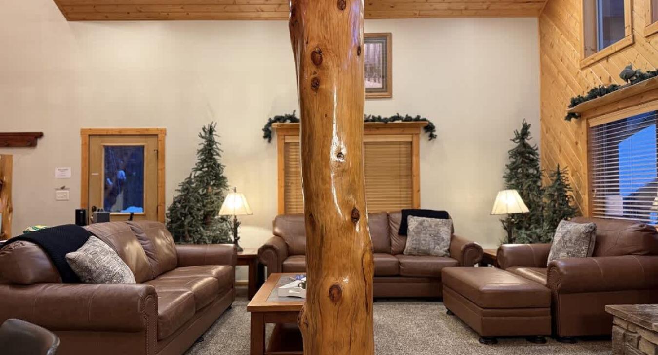 Accents of wood are mixed in the cabin to mix rustic charm and modern elegance.