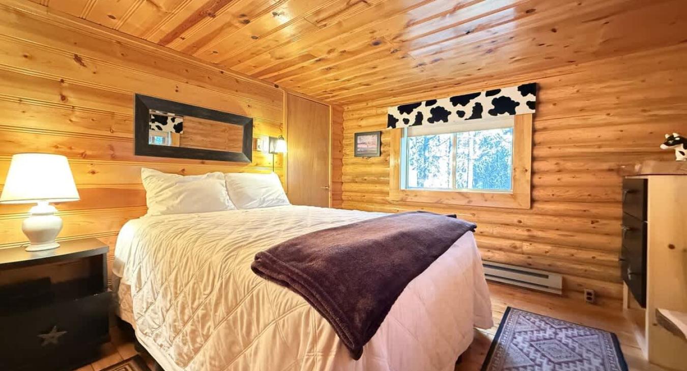 Main bedroom with access to the bathroom across the hallway.