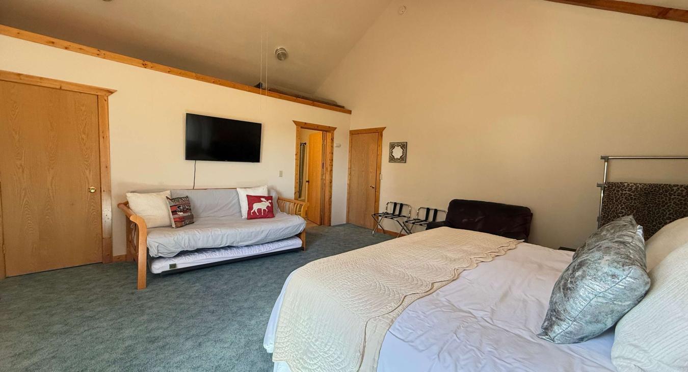 King master bedroom with futon.