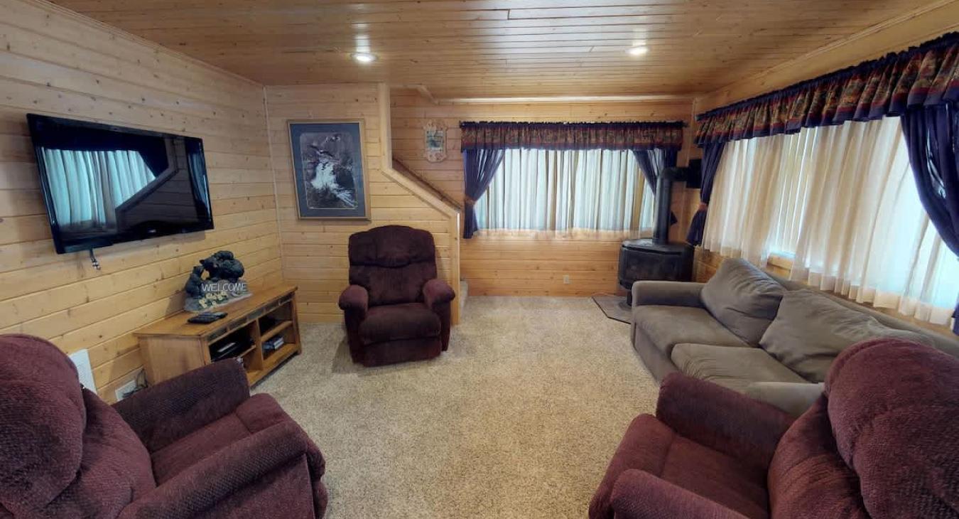 Living room with seating and tv to relax in the cabin.